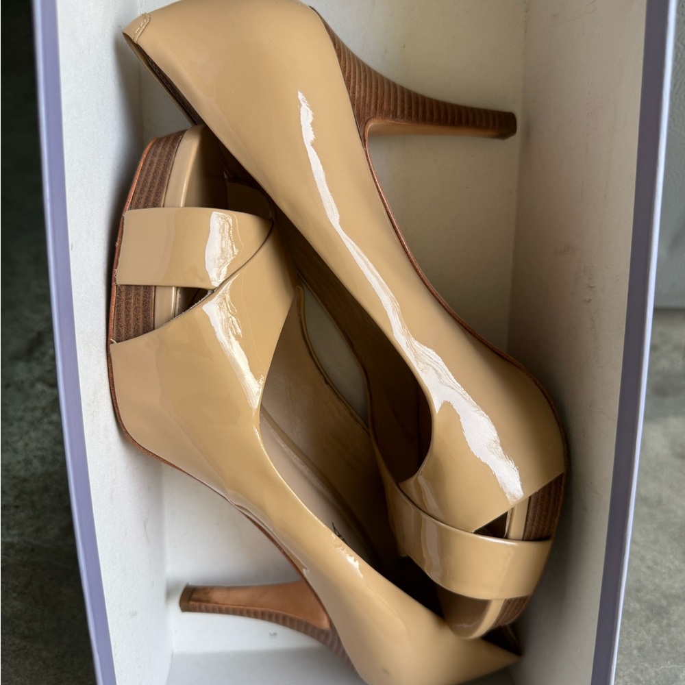 Via Spiga it comes with a box